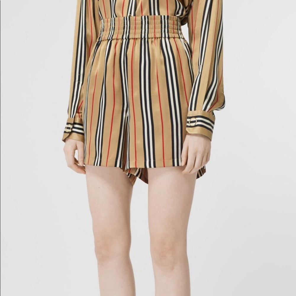 ** BURBERRY SHORTS ***
